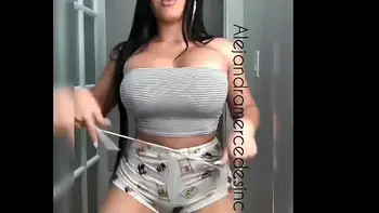 Puta Alejandra bailando - Mira su video porno aquí -