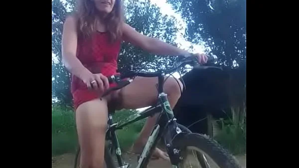 Se masturba con su bicicleta