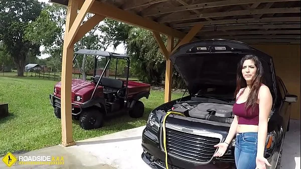 Roadside - Latina wife has sex with her mechanic outside