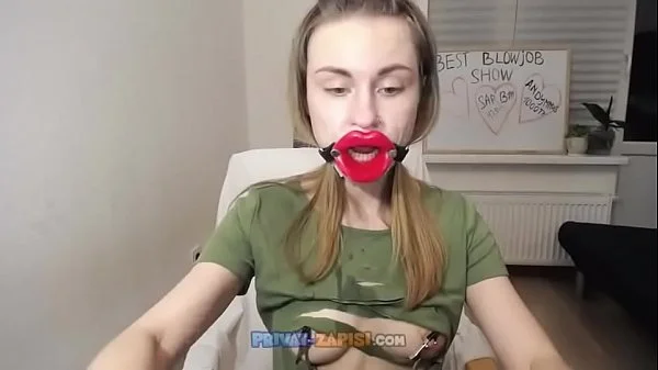 Любительница жесткого секса riderkelly сосет силиконовый пенис со спермой на лице