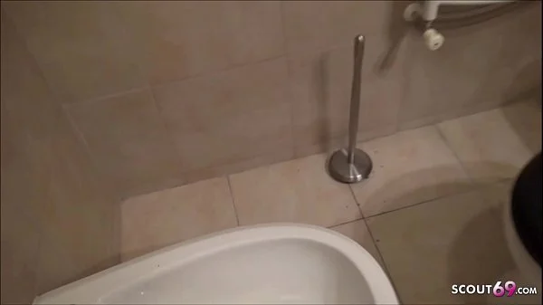 Schwarzer fickt die Tochter der Nachbarin und spritzt rein