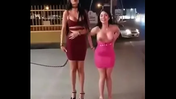 Dos putas se desnudan en publico