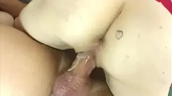 Victoria, une MILF de presque 35 ans, aime les jeunes hommes qui réussissent. Elle est dicktittig, poilue et extrêmement excitée ... alors voyons comment tu l'as inquiète ... amusez-vous