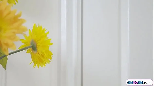 Stepmom teaching stepteen how to squirt