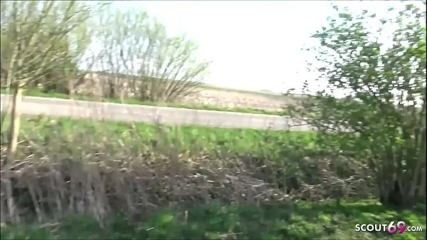 Deutsche FKK Oma wird von 2 Jungen Typen im Dreier gefickt