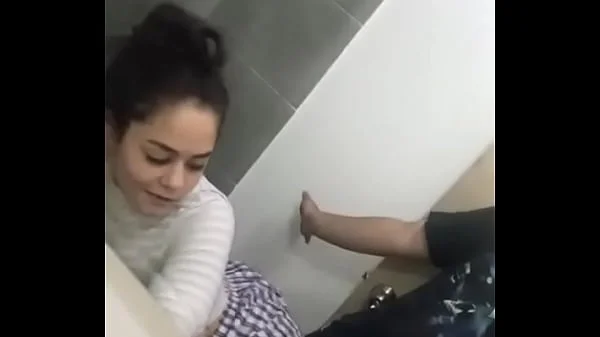 Jovencita hace un perreo