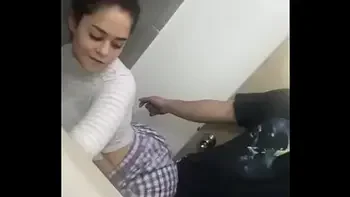 Jovencita hace un perreo