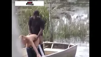Homem escondido grava vídeo de esposa infiel gemendo e fazendo sexo com jardineiro, em canoa no lago