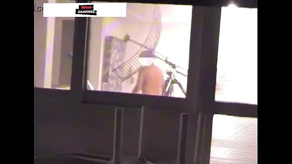 s saem de festa discretamente mas sao descobertos fodendo na varanda da cobertura