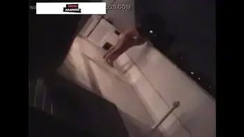 s saem de festa discretamente mas sao descobertos fodendo na varanda da cobertura