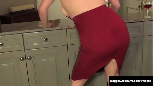 Well Rounded Milf Maggie Green Fingers Her Plump Pussy!