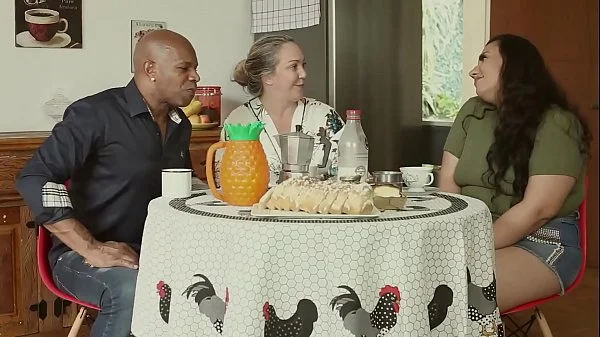 A GRANDE FAMÍLIA DA PUTARIA - O MARIDO É CORNO, A MÃE TALARICA A FILHA, E A EMPREGADA FODE TODO MUNDO | EMME WHITE, ALESSANDRA MAIA, AGATHA LUDOVINO, CAPOEIRA.