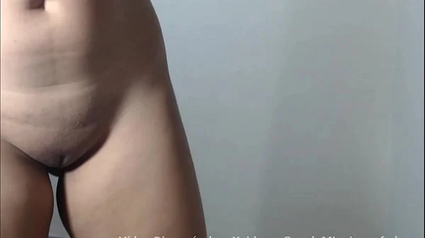 novinha gostosa experimentando calcinhas novas na frente da câmera