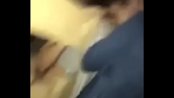 pareja difurtando en un establo al aire libre