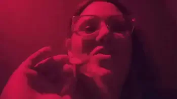 Hotwife foi sozinha na casa de swing e deixou o cuckold em casa, transou com o solteiro e depois deu para o marido