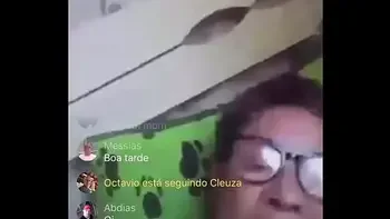 Velha mostrando o peito e passando a mão na xota na live