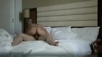 广东漂亮大学美女酒店和许久未见的男友开房啪啪,看样子美女很饥渴拿着大屌就口交