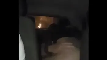 Marido dirigindo esposa sentando no dotado PODEROSO no banco de trás do carro pelas ruas da cidade