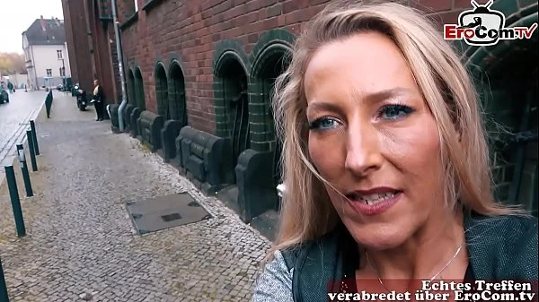 Deutsche Frau schleppt eine Frau ab zu einem Lesbensex EroCom Date