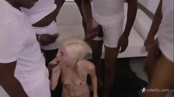 Loirinha fazendo suruba com 5 dotados