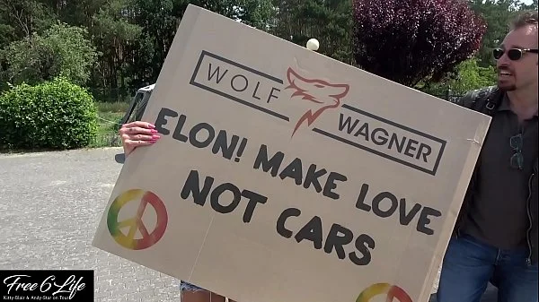 Nacktprotest vor Tesla Gigafactory Berlin Pornodreh gegen Elon Musk