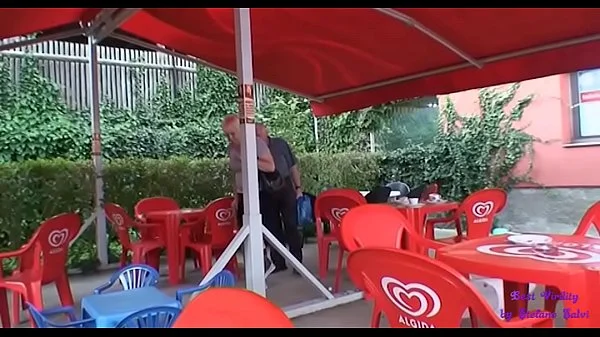 La giovane ragazza incontra una coppia di anziani coniugi scopare nel bosco