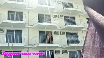 Parejita caliente se pone a follar en el balcón del hotel en Acapulco, la camare se da cuenta y no les dice nada