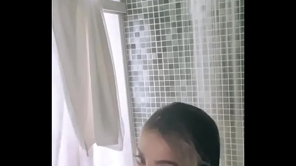 Anitta Vaza Seios Enquanto Toma Banho