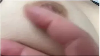 スホフラの上からおっはい刺激してたら興奮してきてイっちゃった With Sports Bra