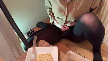 スームて友達の誕生日会中尿意を催しハレないように少しすつおもらしするも