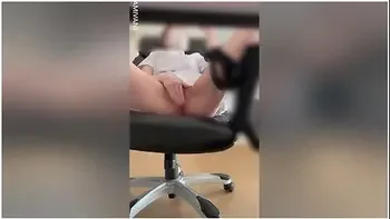 休憩中にhな動画見てムラムラする看護師のオtニーモサイク薄め