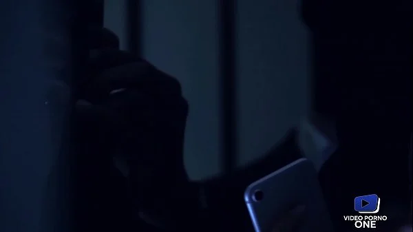 Sophia, baisée au bureau sous les yeux des voyeurs