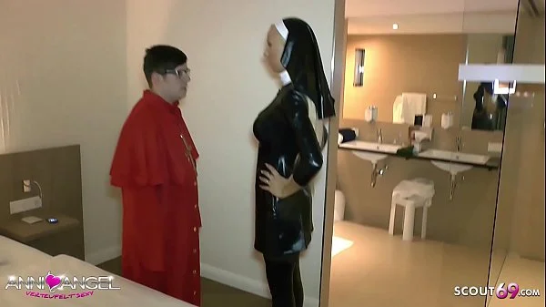 Alter Typ darf junges Latex Teen nach Fetisch Party im Hotel ficken - German Teen