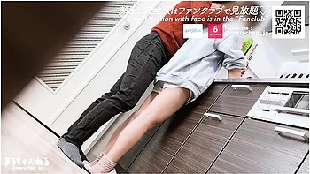 欲求不満な巨乳人妻と昼からキッチンて不倫セックス　コム手袋手コキか気持ち良すきる　日本人/手コキ/顔出し/無修正/かわいい/スタイル抜群/喘き/射精 With Kawaii Girl