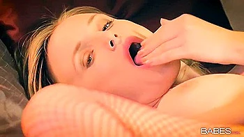 Aislins Solo Euro Seduction Radiates Tantalizing Desire