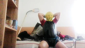 SklaveAndreas peitscht sein Schwanz in Latex