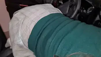 padrastro se folla a su linda hijastra en el auto después de clases