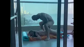 Sur un balcon à Carthagene, une jeune étudiante se fait remplir son jolie petit cul !