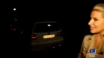 Nasta Zya s'exhibe pour attirer les mecs et profite d'un bukkake en extérieur