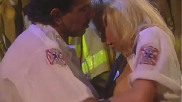 Belle blonde se tape un pompier dans la caserne ! Jenna Jameson ?