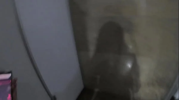 Sara Blonde caminando por el centro comercial en Bucaramanga con el lovense lush activado