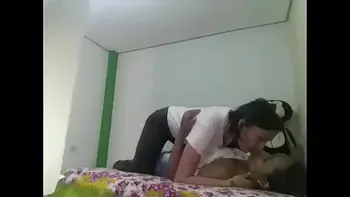 Uno de los primeros encuentros sexuales de estas hermosas lesbianas, Samanta y Sommer, dos teens muy calientes.