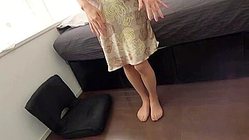 ５０歳の人妻熟女が立ちバックでガンガン突かれて取り乱して絶頂する