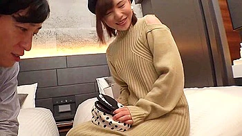 刺激が欲しくて浮気エッチに手を染める人妻出会ったチ●ポで即ハメ