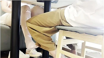 自习室的秘密偷偷钻在桌子下口交