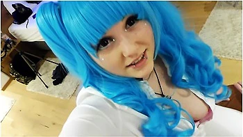 Sie Pisst Sich In Die Jeans Hose Und Reitet Trocken Seinen Schwanz