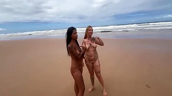 Loira Luxx And Morena Gostosa - Fudendo A Na Praia De Copacabana Com Todo Mundo Olhando