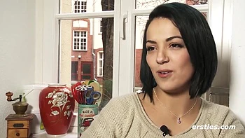 Hot Amateur Babe Fingers Herself In The Living Room