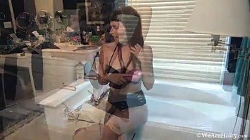 Leila Larson introduces herself by her bathtub - WeAreHairy
