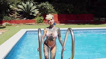 Australiana tatuada cachonda se folla dos BBC al mismo tiempo